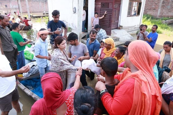 सामाजिक संस्थाएं कैंप लगाकर राहत सामग्री बांट रही हैं। सामाजिक संस्थाएं कैंप लगाकर राहत सामग्री बांट रही हैं।