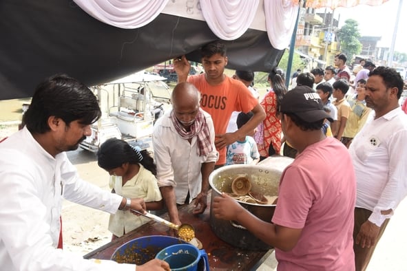 सामाजिक संस्थाएं कैंप लगाकर राहत सामग्री बांट रही हैं। सामाजिक संस्थाएं कैंप लगाकर राहत सामग्री बांट रही हैं।