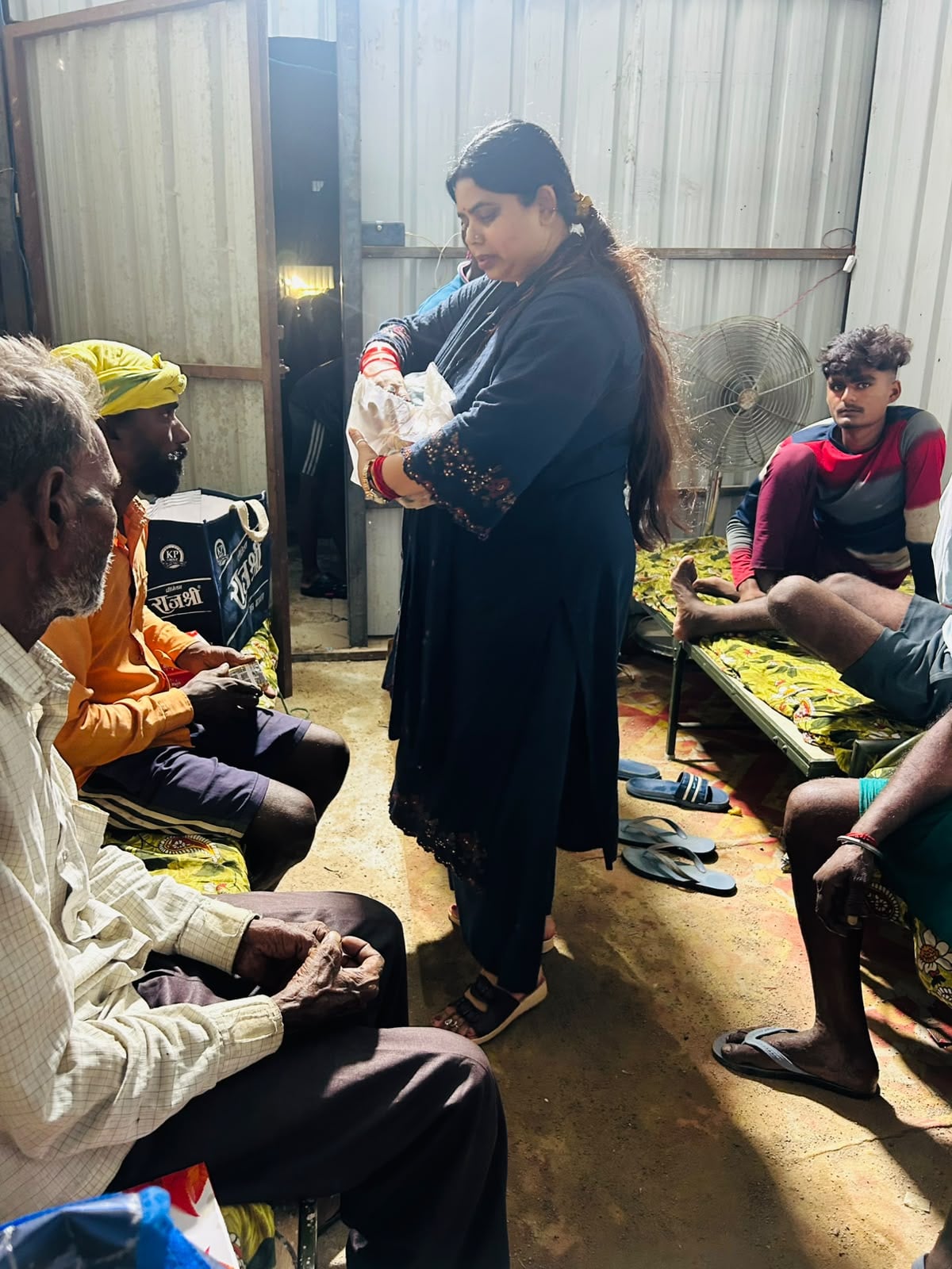 सामाजिक संस्थाएं कैंप लगाकर राहत सामग्री बांट रही हैं। सामाजिक संस्थाएं कैंप लगाकर राहत सामग्री बांट रही हैं।