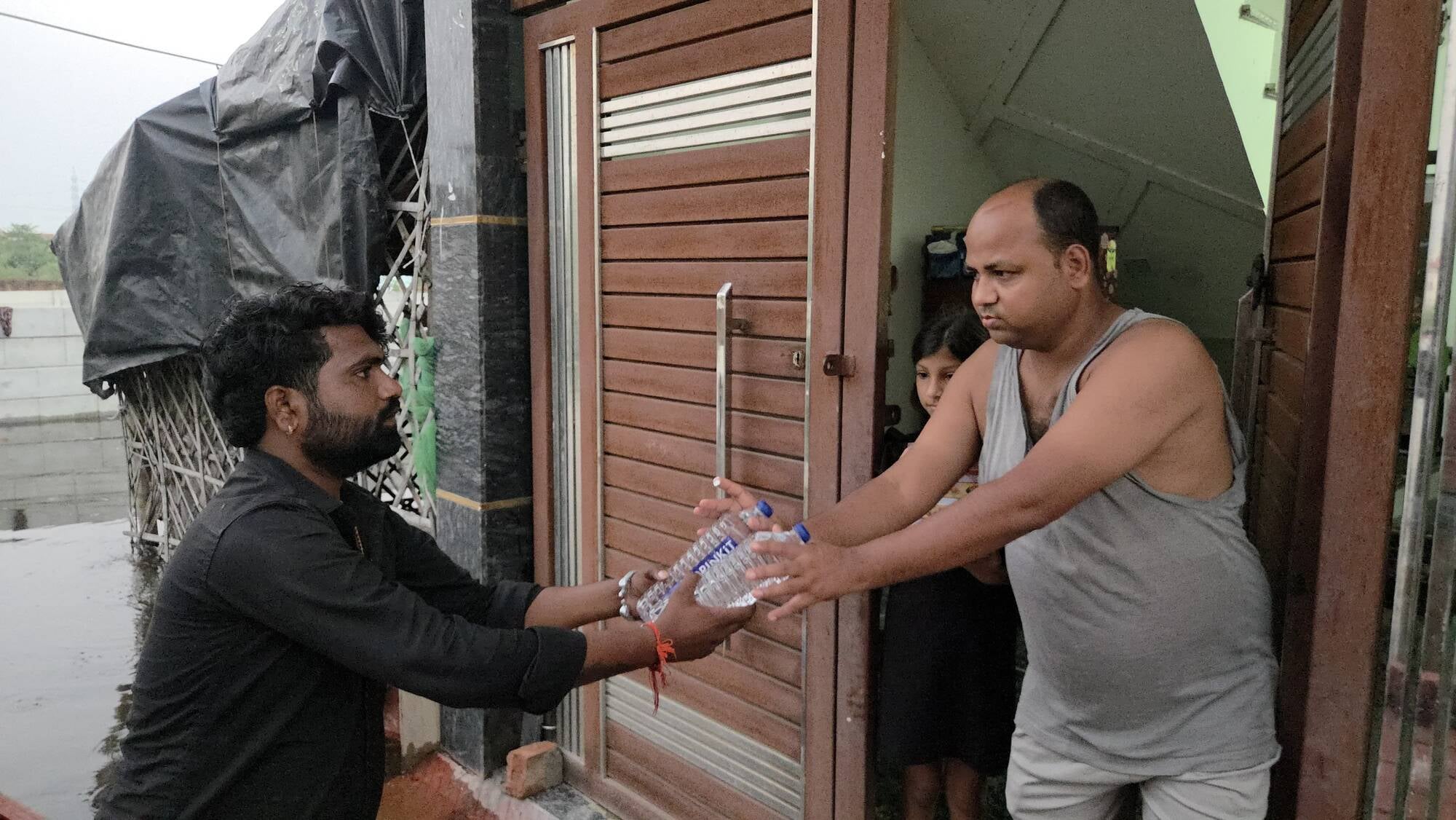 सामाजिक संस्थाएं कैंप लगाकर राहत सामग्री बांट रही हैं। सामाजिक संस्थाएं कैंप लगाकर राहत सामग्री बांट रही हैं।