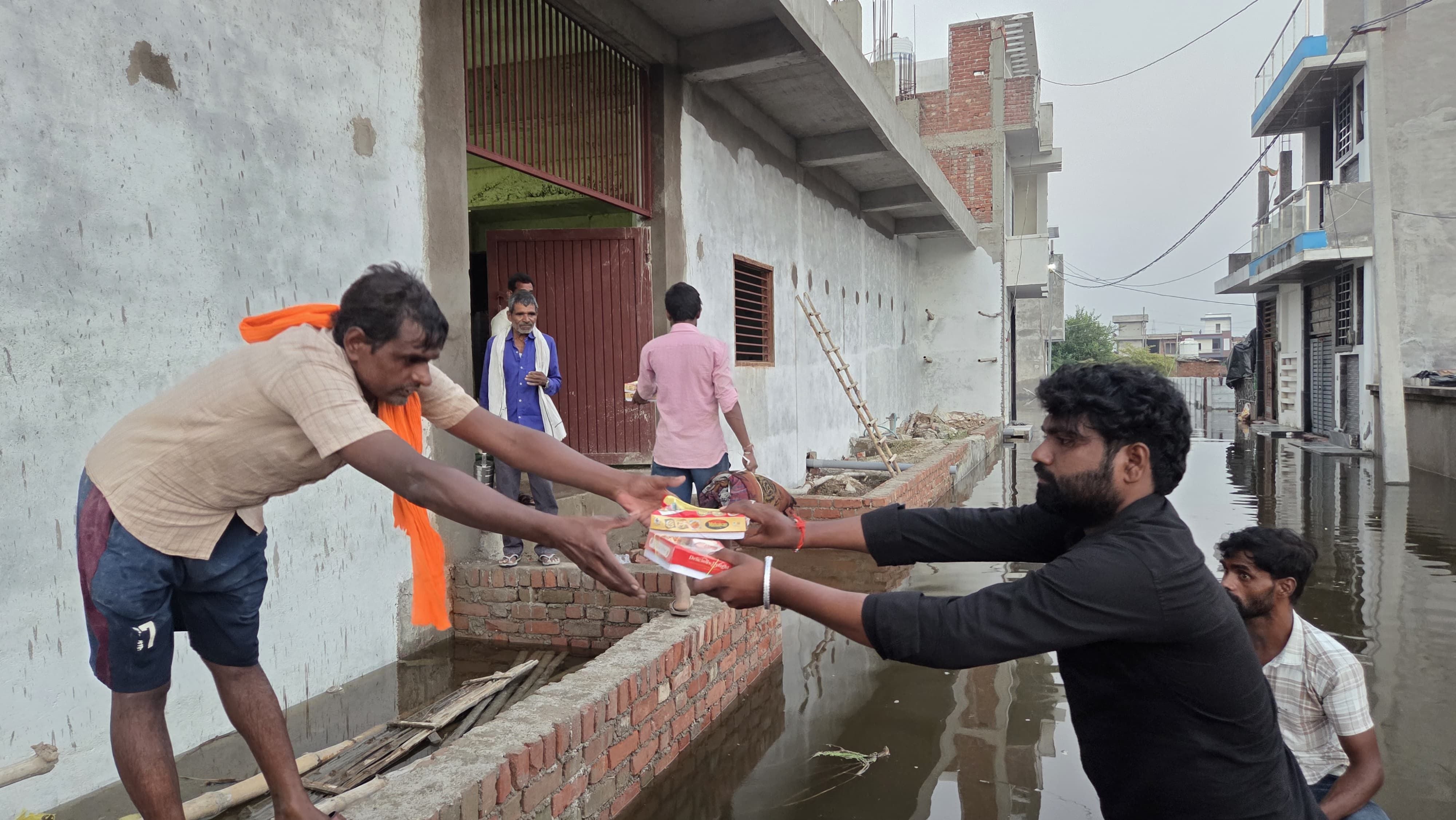 सामाजिक संस्थाएं कैंप लगाकर राहत सामग्री बांट रही हैं। सामाजिक संस्थाएं कैंप लगाकर राहत सामग्री बांट रही हैं।