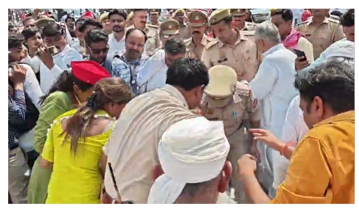 सपा के धरने प्रदर्शन के दौरान गिरकर चोटिल हुए साजिद हसन : वीडियोग्रेब सपा के धरने प्रदर्शन के दौरान गिरकर चोटिल हुए साजिद हसन : वीडियोग्रेब