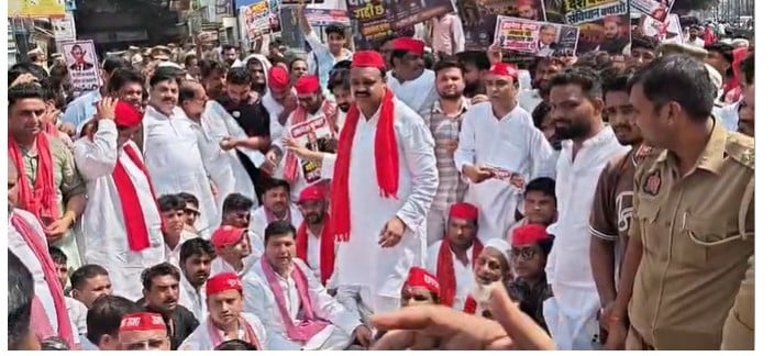 सपा के धरने प्रदर्शन के दौरान गिरकर चोटिल हुए साजिद हसन : वीडियोग्रेब सपा के धरने प्रदर्शन के दौरान गिरकर चोटिल हुए साजिद हसन : वीडियोग्रेब