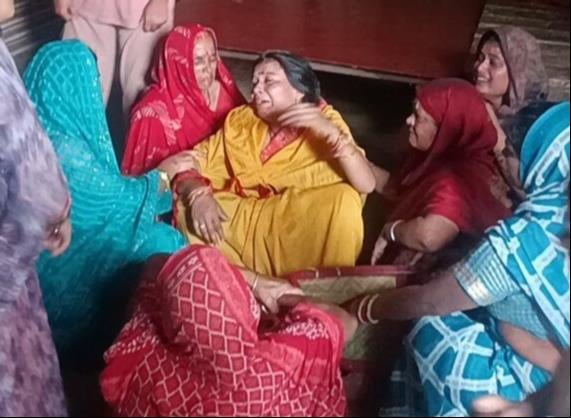 सीताराम की फाइल फोटो, बिलखते परिजन व धरना देते ग्रामीण। संवाद सीताराम की फाइल फोटो, बिलखते परिजन व धरना देते ग्रामीण। संवाद