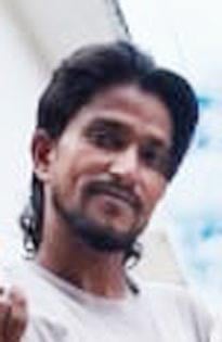 सड़क हादसे में बाइक सवार की मौत के बाद पुलिस के साथ मौके पर जुटे लोग। स्रोत: वीडियो ग्रैव