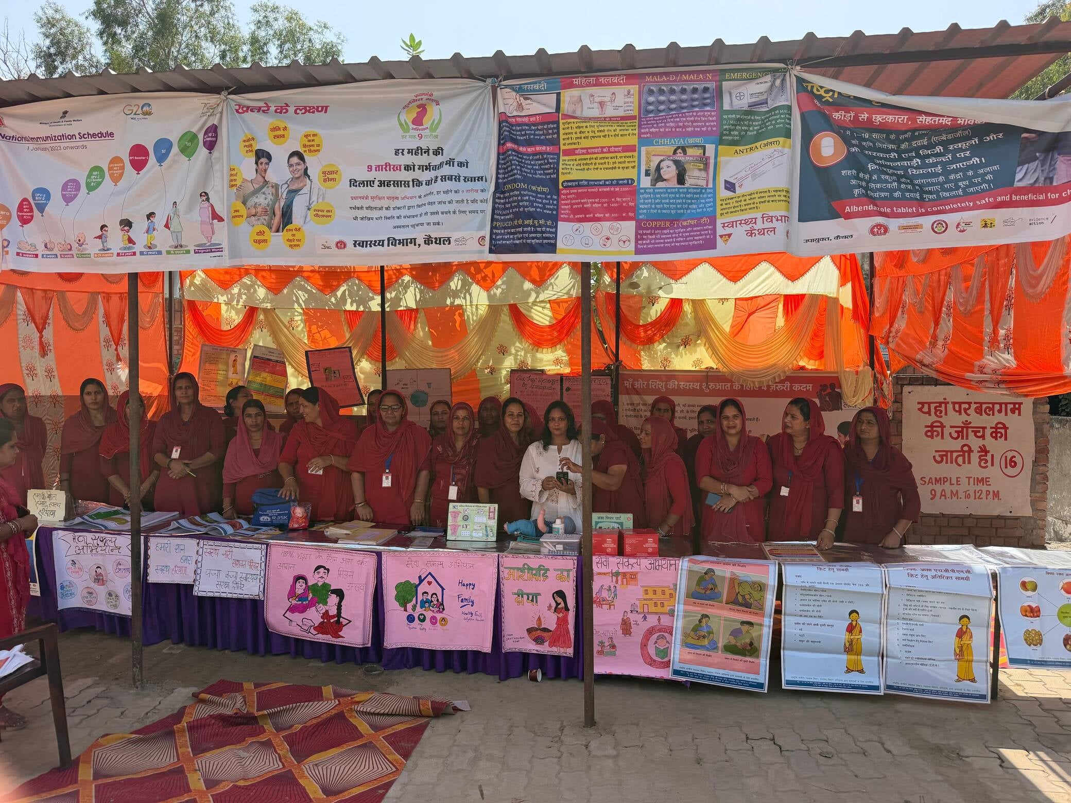 स्वास्थ्य शिविर में मरीजों की जांच करते चिकित्सक एवं स्वास्थ्य कर्मचारी। स्वास्थ्य शिविर में मरीजों की जांच करते चिकित्सक एवं स्वास्थ्य कर्मचारी।