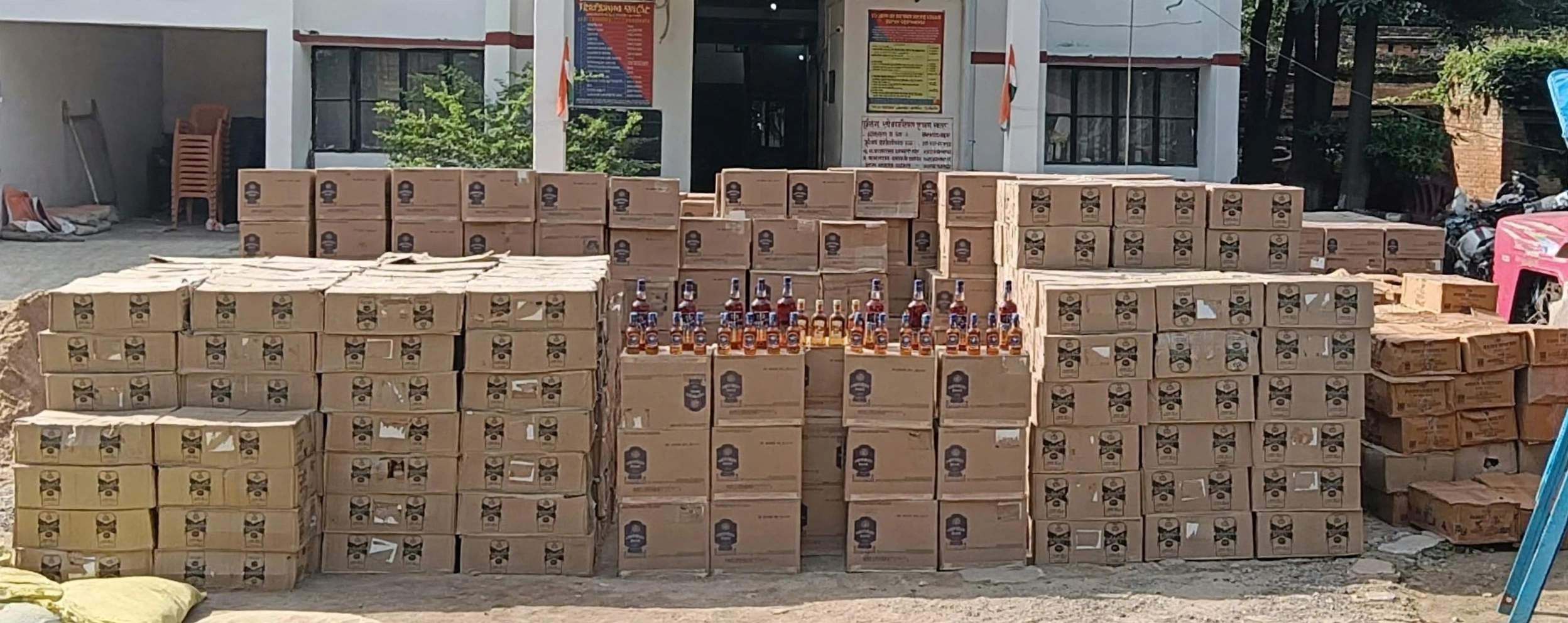 सैयदराजा पुलिस के गिरफ्त में शराब तस्करी का आरोपी। स्रोत:-जागरूक पाठक
