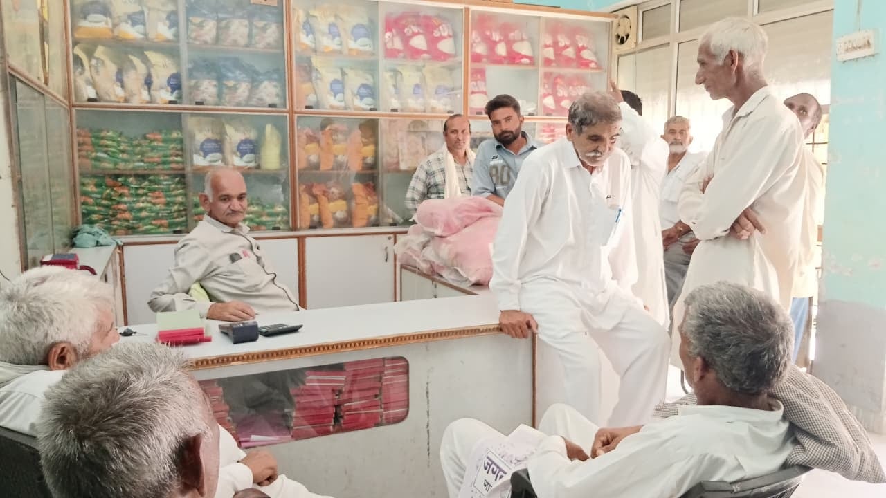 शहर की शिवालय मार्केट में स्थित इफको खाद केंद्र पर डीएपी खाद लेने पहुंचे किसान। संवाद शहर की शिवालय मार्केट में स्थित इफको खाद केंद्र पर डीएपी खाद लेने पहुंचे किसान। संवाद