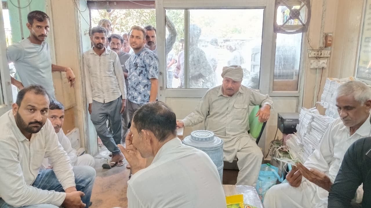 शहर की शिवालय मार्केट में स्थित इफको खाद केंद्र पर डीएपी खाद लेने पहुंचे किसान। संवाद शहर की शिवालय मार्केट में स्थित इफको खाद केंद्र पर डीएपी खाद लेने पहुंचे किसान। संवाद