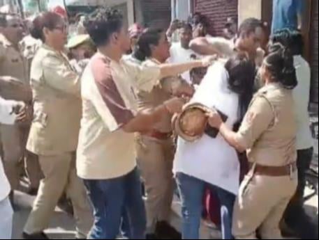 शामली में शिव चौक पर हंगामा करते सपा कार्यकर्ता। संवाद