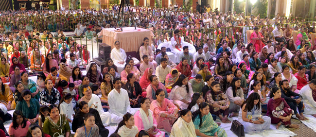 श्री खाटू श्याम कीर्तन मंडल की ओर से आयोजित श्रीमद्भागवत कथा में प्रवचन करती देवी चित्रलेखा। सं श्री खाटू श्याम कीर्तन मंडल की ओर से आयोजित श्रीमद्भागवत कथा में प्रवचन करती देवी चित्रलेखा। सं