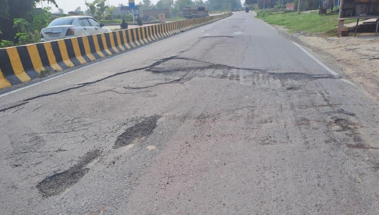 टूटी सड़क टूटी सड़क