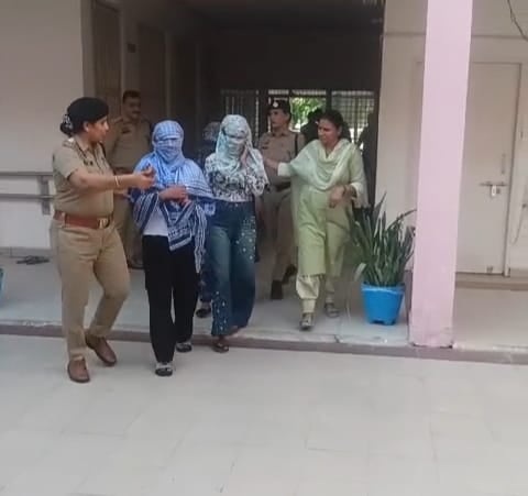 थाने में युवितयों को लेकर जाती पुलिस टीम। संवाद थाने में युवितयों को लेकर जाती पुलिस टीम। संवाद