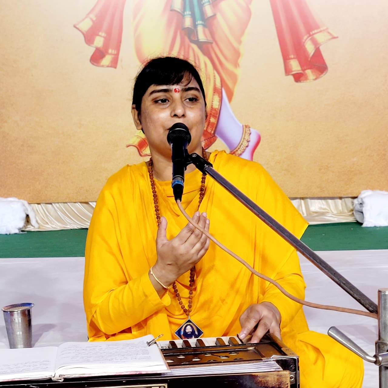 दिव्य ज्योति जागृति संस्थान व्यासपुर में सत्संग सुनते श्रद्धालु। प्रवक्ता दिव्य ज्योति जागृति संस्थान व्यासपुर में सत्संग सुनते श्रद्धालु। प्रवक्ता