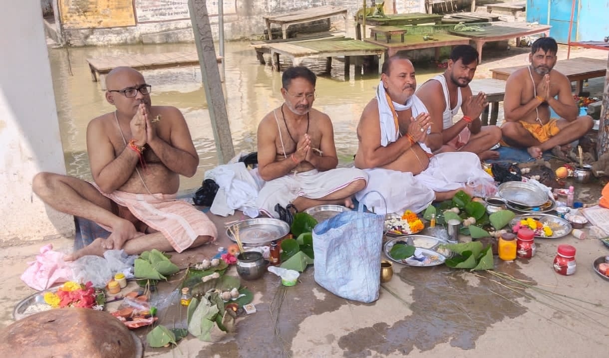 ऊंचाहार को गोकना घाट पर पूर्वजों का तर्पण करने के दौरान पूजा करते लोग। ऊंचाहार को गोकना घाट पर पूर्वजों का तर्पण करने के दौरान पूजा करते लोग।