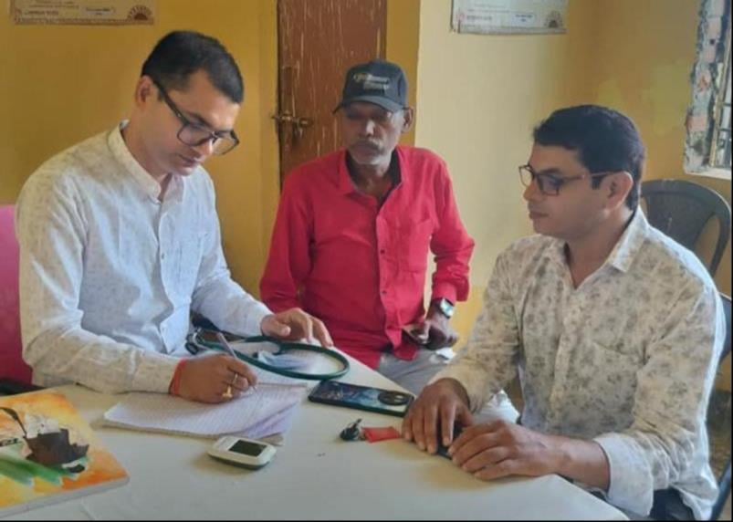 विभिन्न पीएचसी में आयोजित मुख्यमंत्री जन आरोग्य मेले में इलाज करते डॉक्टर। संवाद विभिन्न पीएचसी में आयोजित मुख्यमंत्री जन आरोग्य मेले में इलाज करते डॉक्टर। संवाद