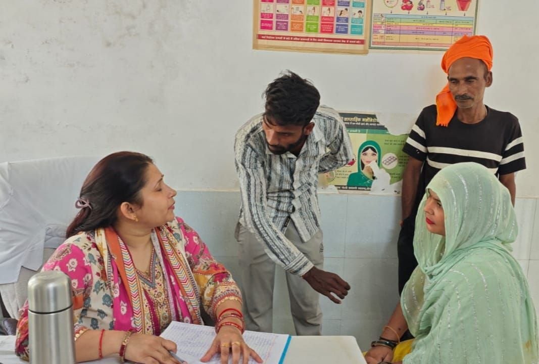 विभिन्न पीएचसी में आयोजित मुख्यमंत्री जन आरोग्य मेले में इलाज करते डॉक्टर। संवाद विभिन्न पीएचसी में आयोजित मुख्यमंत्री जन आरोग्य मेले में इलाज करते डॉक्टर। संवाद