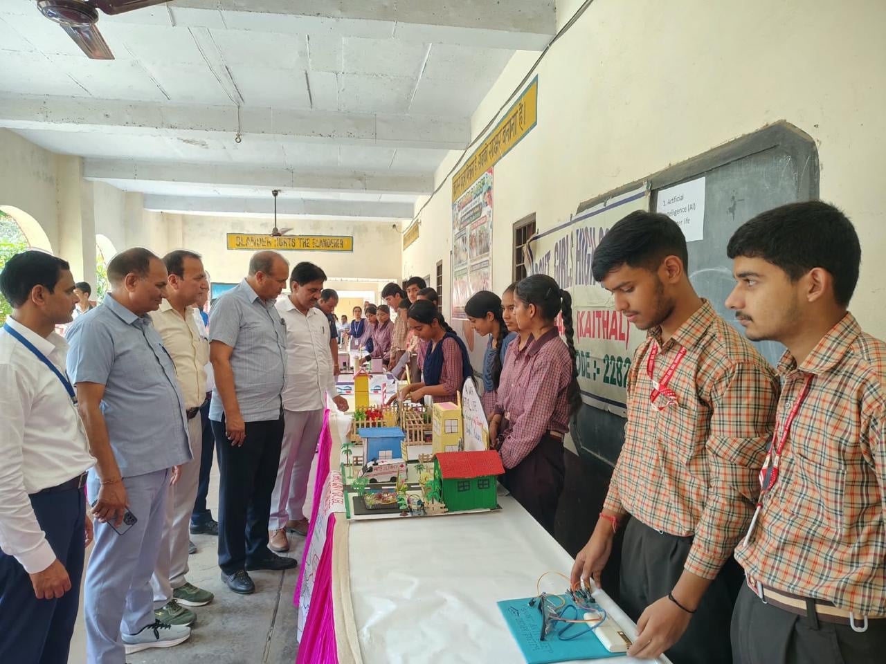 विज्ञान प्रदर्शनी का निरीक्षण करते अधिकारी। विज्ञप्ति विज्ञान प्रदर्शनी का निरीक्षण करते अधिकारी। विज्ञप्ति