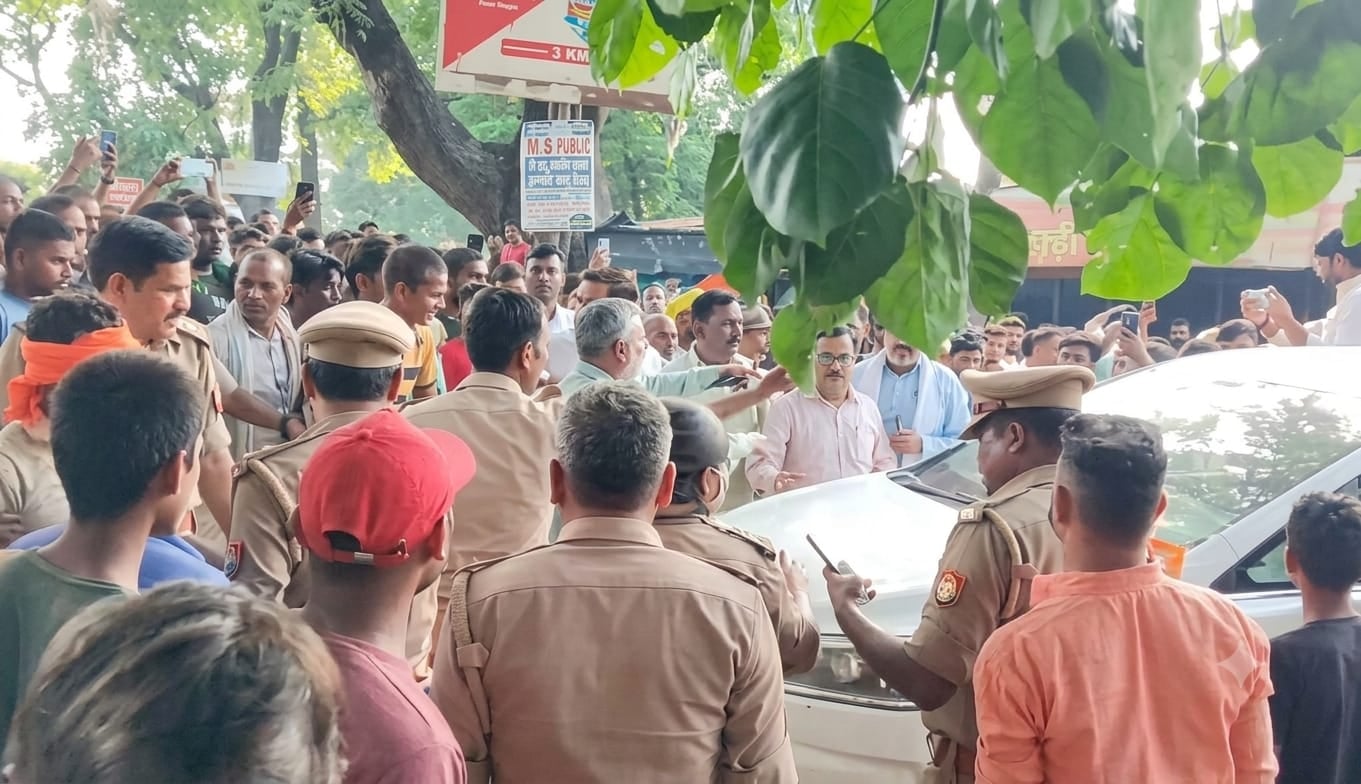 विधायक की गाड़ी रोककर प्रदर्शन, भाजपा-सपा कार्यकर्ता भिड़े। विधायक की गाड़ी रोककर प्रदर्शन, भाजपा-सपा कार्यकर्ता भिड़े।