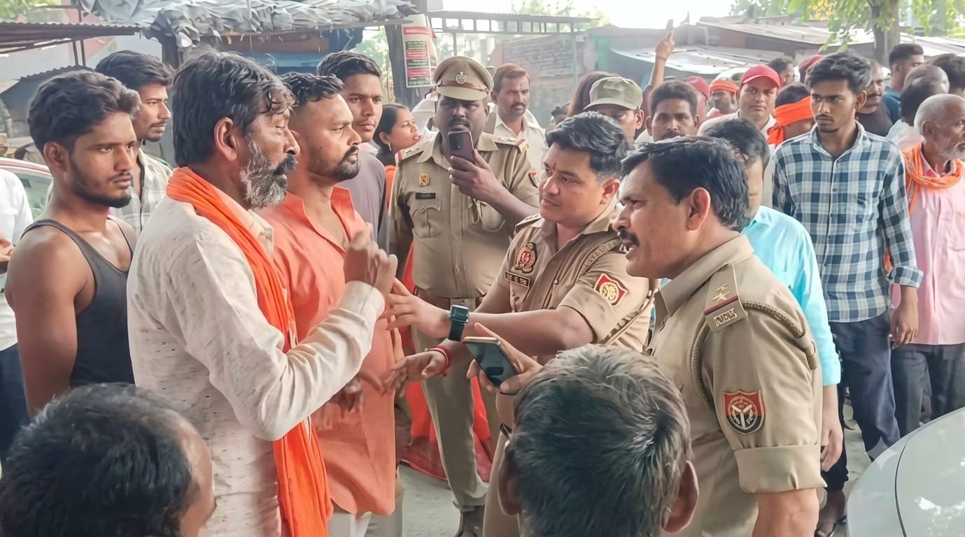 विधायक की गाड़ी रोककर प्रदर्शन, भाजपा-सपा कार्यकर्ता भिड़े। विधायक की गाड़ी रोककर प्रदर्शन, भाजपा-सपा कार्यकर्ता भिड़े।