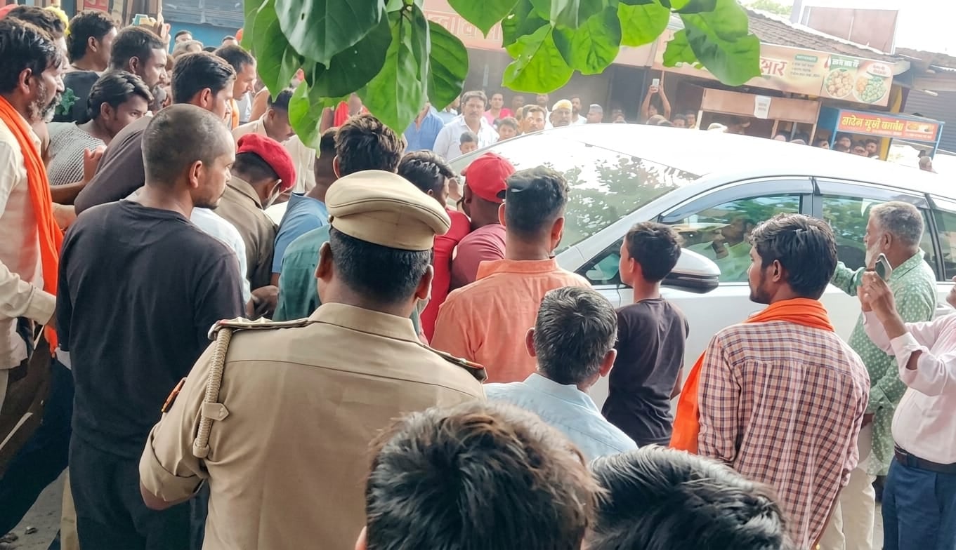 विधायक की गाड़ी रोककर प्रदर्शन, भाजपा-सपा कार्यकर्ता भिड़े। विधायक की गाड़ी रोककर प्रदर्शन, भाजपा-सपा कार्यकर्ता भिड़े।