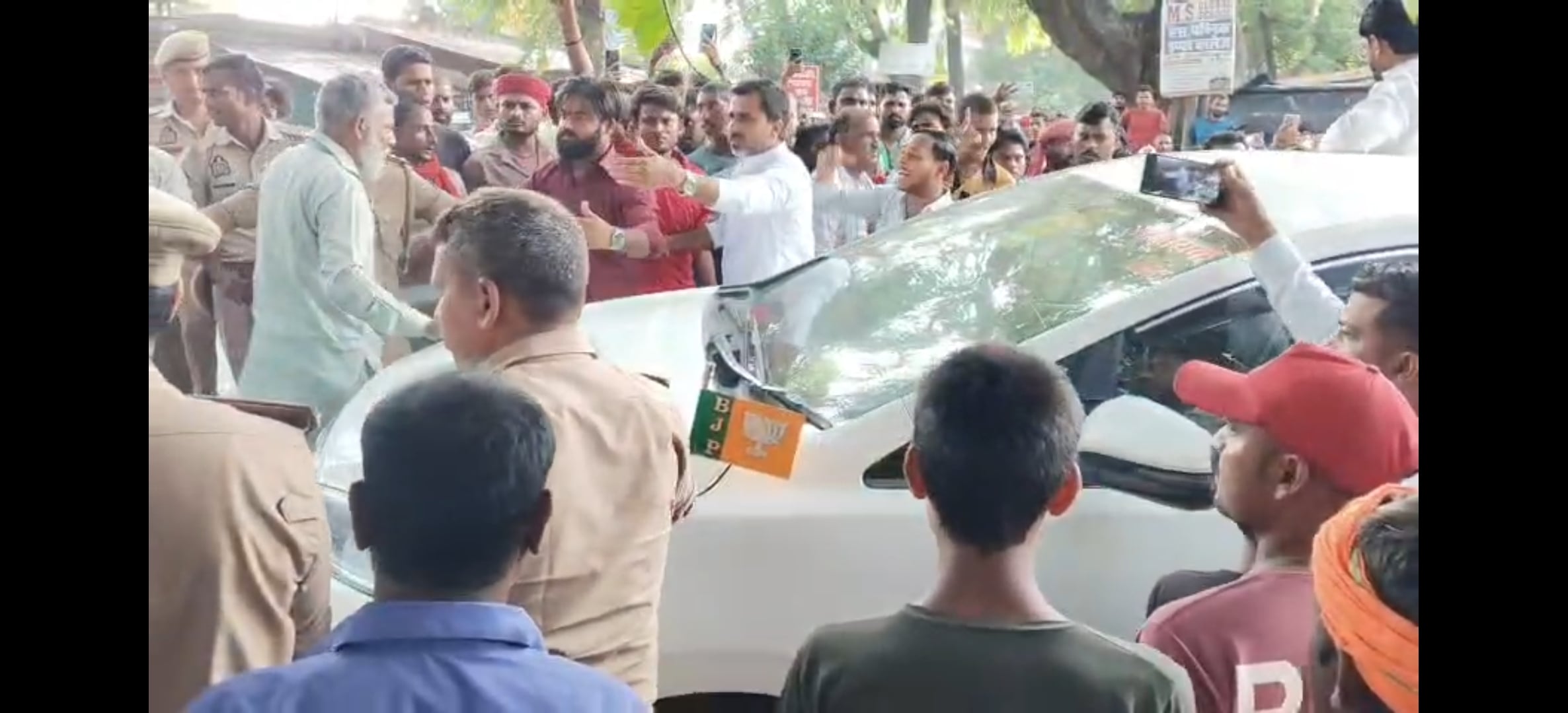 विधायक की गाड़ी रोककर प्रदर्शन, भाजपा-सपा कार्यकर्ता भिड़े। विधायक की गाड़ी रोककर प्रदर्शन, भाजपा-सपा कार्यकर्ता भिड़े।