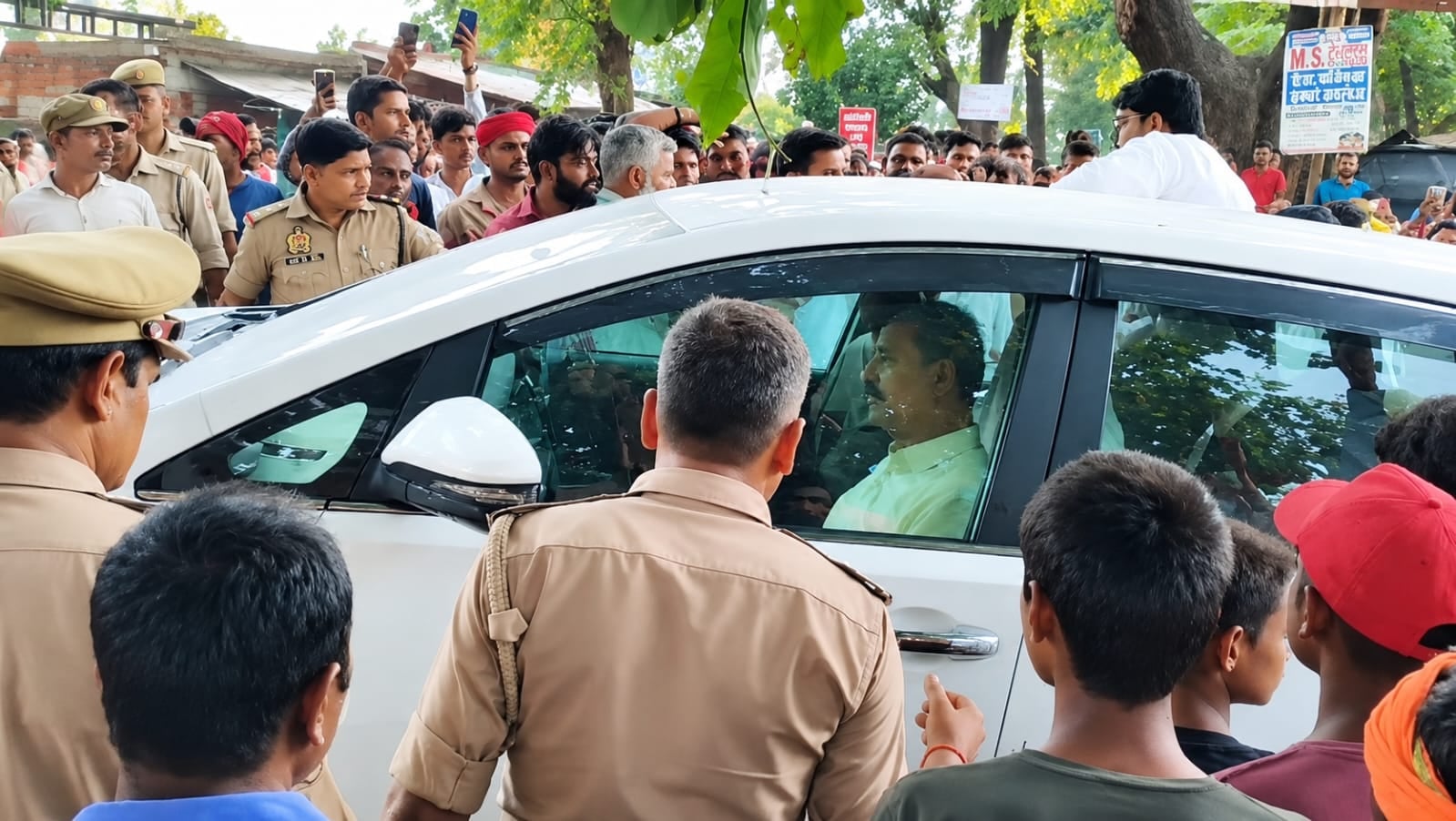 विधायक की गाड़ी रोककर प्रदर्शन, भाजपा-सपा कार्यकर्ता भिड़े। विधायक की गाड़ी रोककर प्रदर्शन, भाजपा-सपा कार्यकर्ता भिड़े।