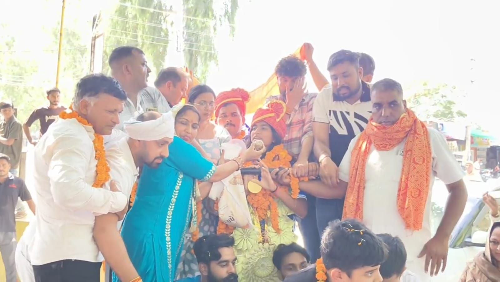 05जेएनडी09: कीर्ति शर्मा का दादा पोती द्वारा पहनाए गए मेडल को दिखाते हुए। संवाद