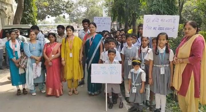 108 बच्चे सड़क पर, निर्माण कार्य से खतरा, तख्ती लेकर कलेक्टर पहुंचे बच्चे 108 बच्चे सड़क पर, निर्माण कार्य से खतरा, तख्ती लेकर कलेक्टर पहुंचे बच्चे