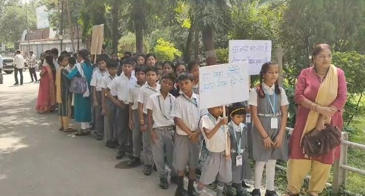 108 बच्चे सड़क पर, निर्माण कार्य से खतरा, तख्ती लेकर कलेक्टर पहुंचे बच्चे 108 बच्चे सड़क पर, निर्माण कार्य से खतरा, तख्ती लेकर कलेक्टर पहुंचे बच्चे