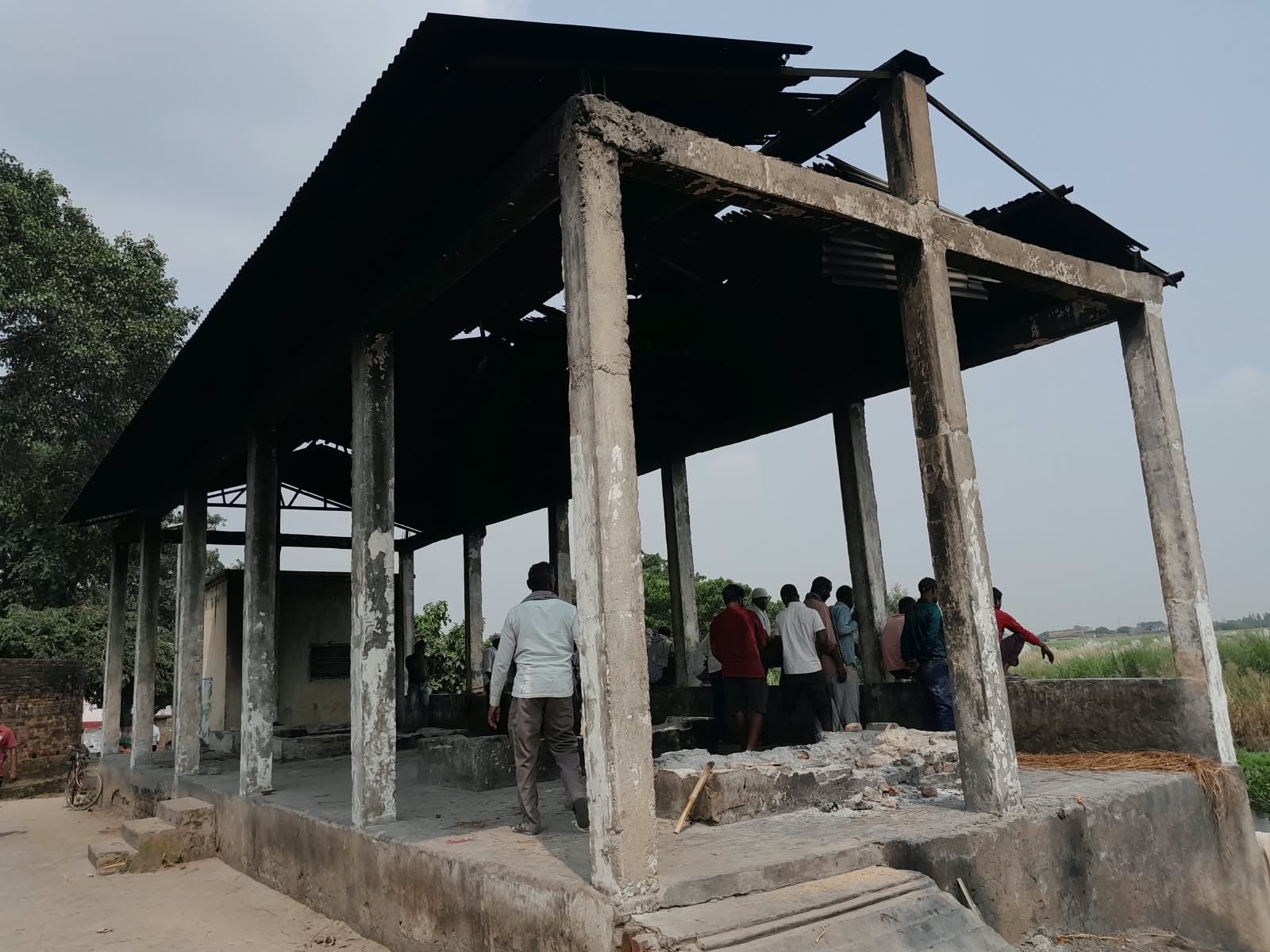 19 अहरौला के शमशाबाद ग्राम सभा में मझुई नदी के तट पर बना मुक्तिधाम।संवाद 19 अहरौला के शमशाबाद ग्राम सभा में मझुई नदी के तट पर बना मुक्तिधाम।संवाद