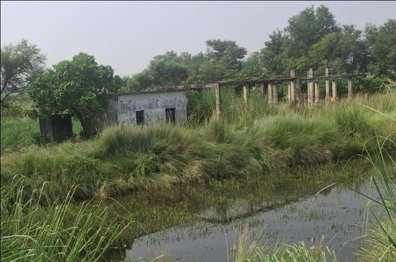 19 अहरौला के शमशाबाद ग्राम सभा में मझुई नदी के तट पर बना मुक्तिधाम।संवाद 19 अहरौला के शमशाबाद ग्राम सभा में मझुई नदी के तट पर बना मुक्तिधाम।संवाद