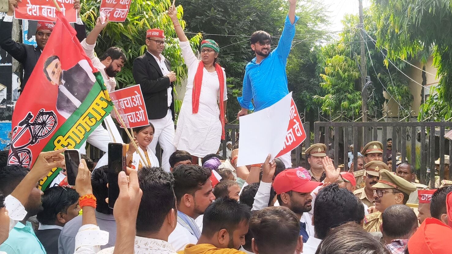 41-गांधी पार्क से निकले पैदल मार्च में शामिल सपा कार्यकर्ता।-संवाद 41-गांधी पार्क से निकले पैदल मार्च में शामिल सपा कार्यकर्ता।-संवाद