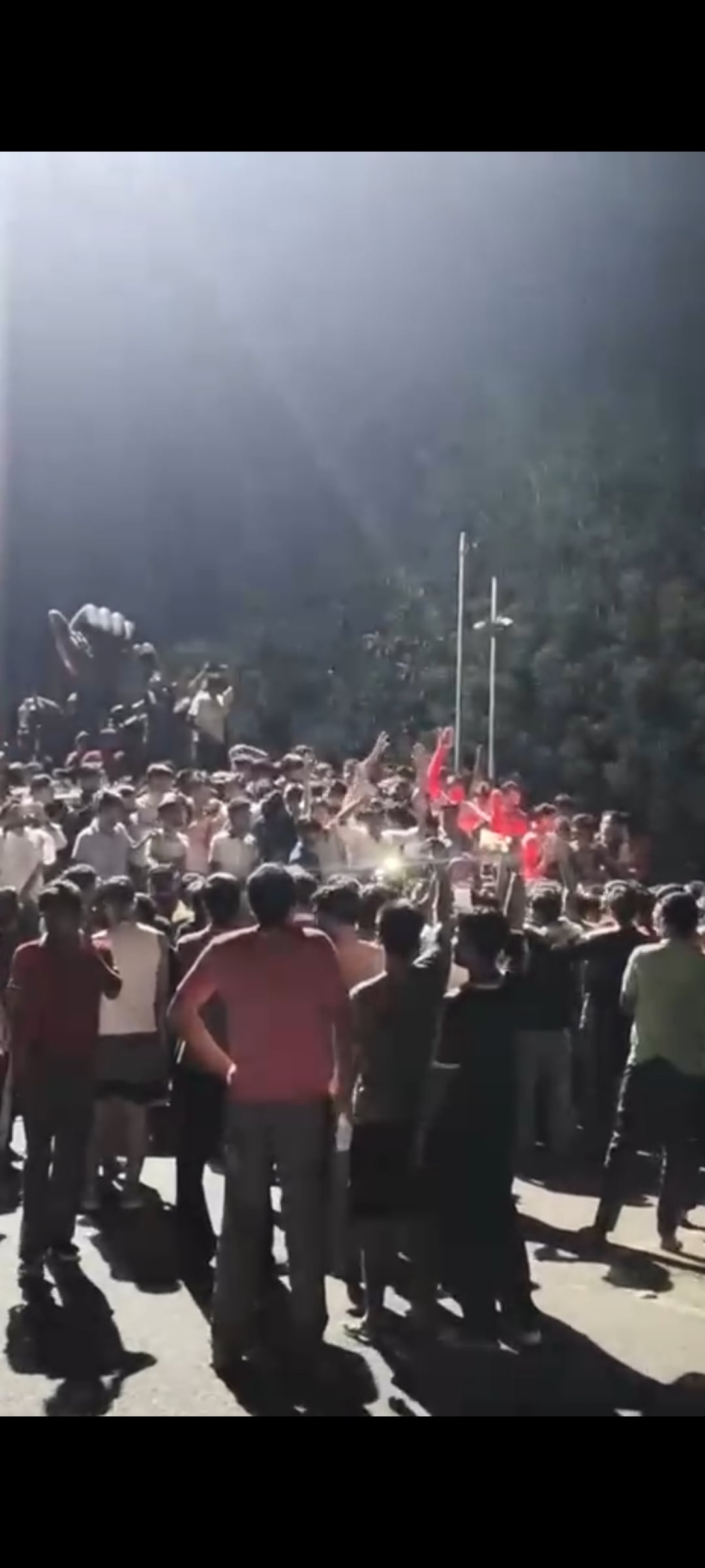 50- एमडीयू रोहतक के हॉस्टलों में रेड के खिलाफ कुलपति आवास का घेराव करने पहुंचे छात्र। स्रोत : व 50- एमडीयू रोहतक के हॉस्टलों में रेड के खिलाफ कुलपति आवास का घेराव करने पहुंचे छात्र। स्रोत : व