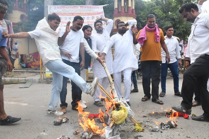 बीएचयू सिंघ द्वार पर चुनाव आयुक्त ज्ञानेश कुमार का पुतला दहन करते समाजवादी पार्टी के कार्यकर्ता बीएचयू सिंघ द्वार पर चुनाव आयुक्त ज्ञानेश कुमार का पुतला दहन करते समाजवादी पार्टी के कार्यकर्ता