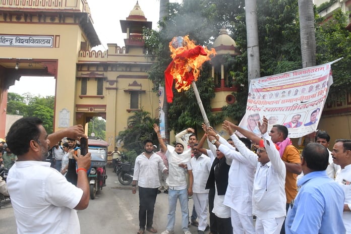 बीएचयू सिंघ द्वार पर चुनाव आयुक्त ज्ञानेश कुमार का पुतला दहन करते समाजवादी पार्टी के कार्यकर्ता बीएचयू सिंघ द्वार पर चुनाव आयुक्त ज्ञानेश कुमार का पुतला दहन करते समाजवादी पार्टी के कार्यकर्ता
