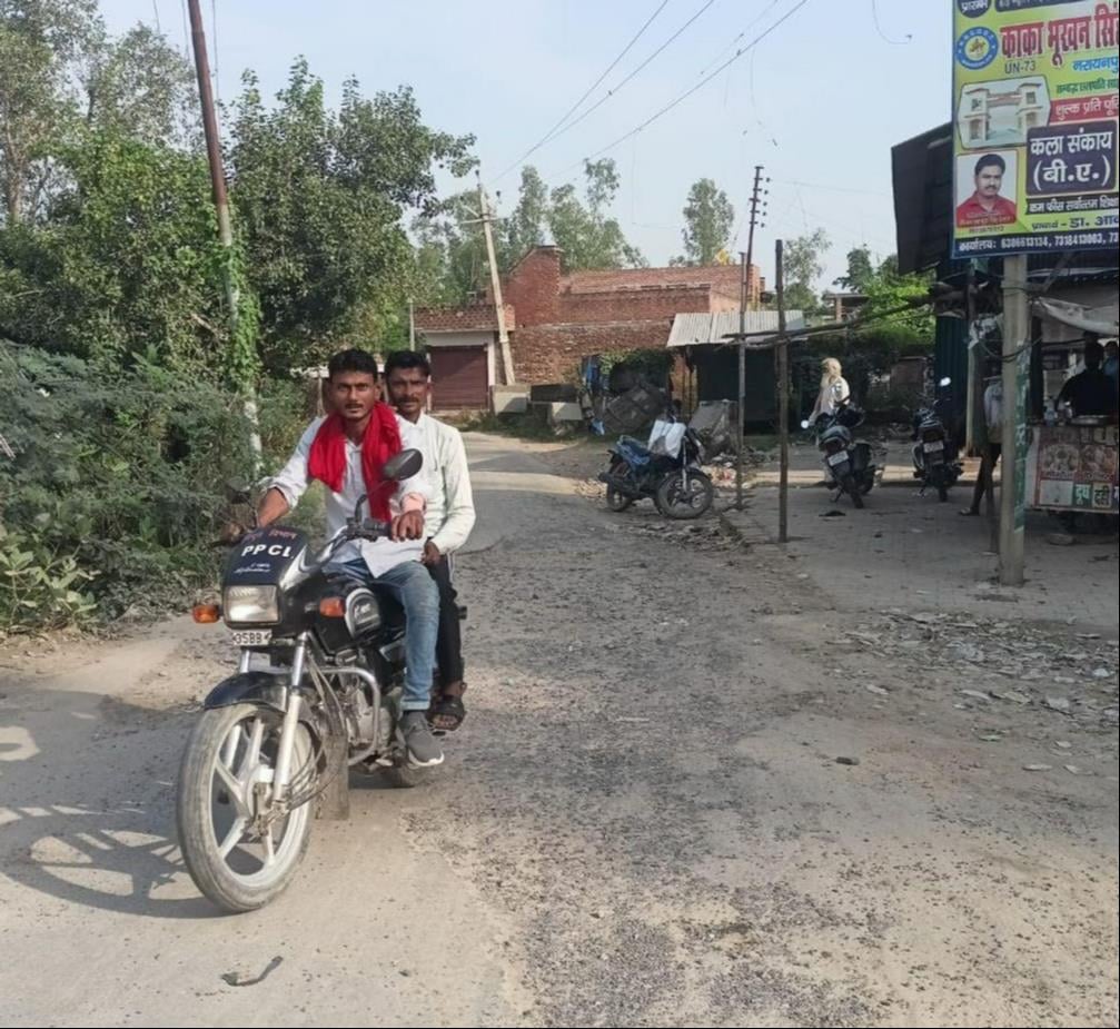 भारी वाहनों के आवागमन से क्षतिग्रस्त सफीपुर-बारीथाना मार्ग। संवाद भारी वाहनों के आवागमन से क्षतिग्रस्त सफीपुर-बारीथाना मार्ग। संवाद