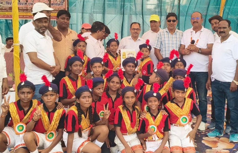 बेसिक शिक्षा विभाग द्वारा स्टेडियम में आयोजित खेलकूद में 50 मीटर दौड़ में प्रतिभाग करतीं बालिक बेसिक शिक्षा विभाग द्वारा स्टेडियम में आयोजित खेलकूद में 50 मीटर दौड़ में प्रतिभाग करतीं बालिक
