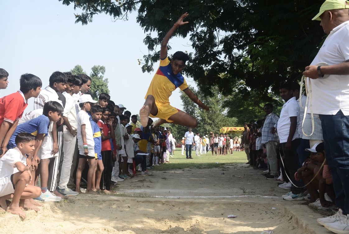बेसिक शिक्षा विभाग द्वारा स्टेडियम में आयोजित खेलकूद में 50 मीटर दौड़ में प्रतिभाग करतीं बालिक बेसिक शिक्षा विभाग द्वारा स्टेडियम में आयोजित खेलकूद में 50 मीटर दौड़ में प्रतिभाग करतीं बालिक