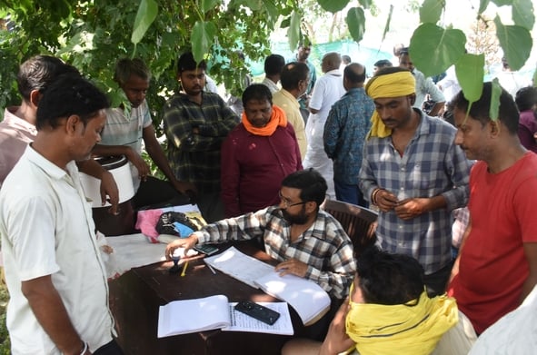 बाढ़ के कारण गुलालाघाट में सड़क पर हो रहा अंतिम संस्कार। भैंसाकुंड में भी पानी भर गया है। कई इल