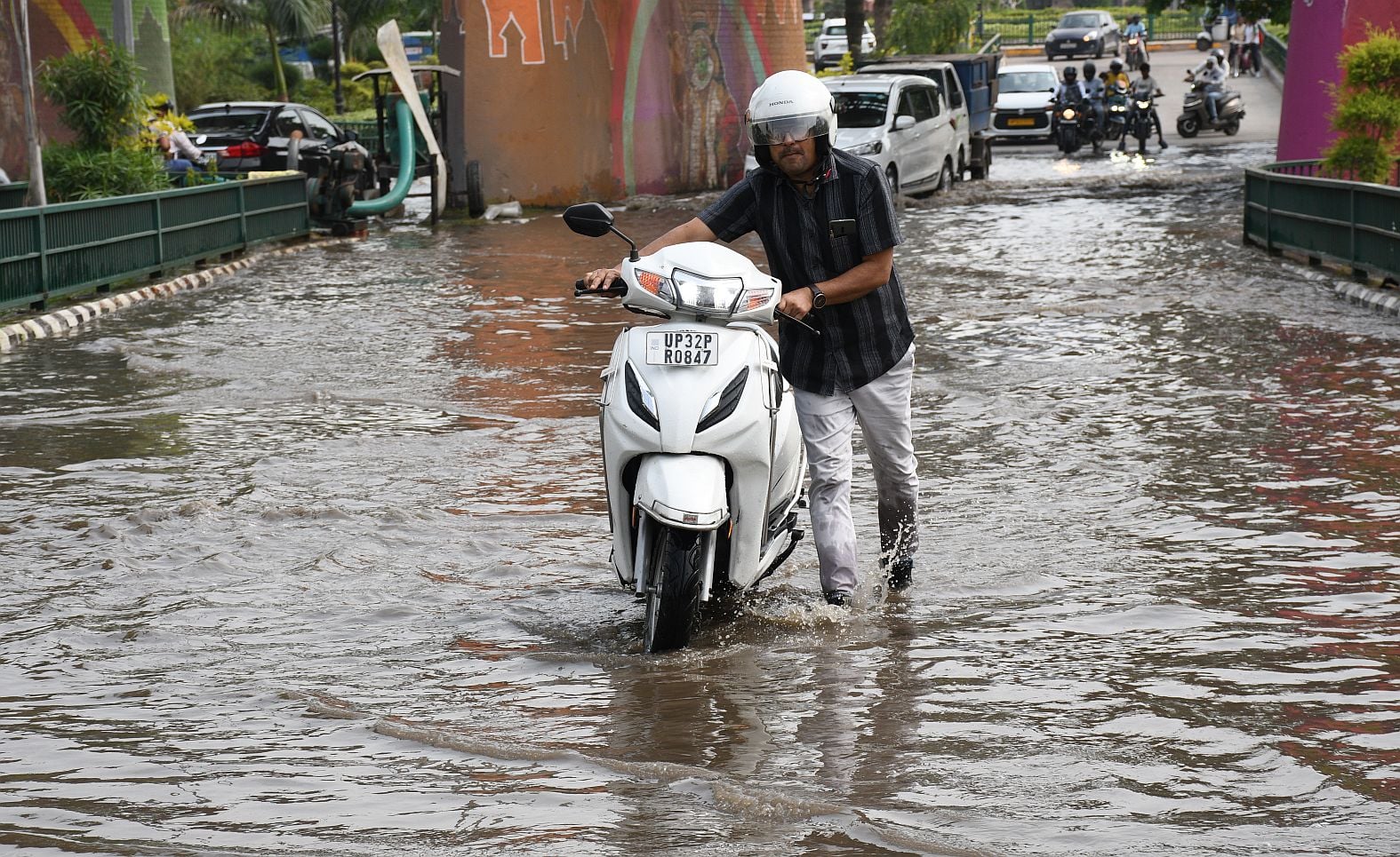 बाढ़ के कारण गुलालाघाट में सड़क पर हो रहा अंतिम संस्कार। भैंसाकुंड में भी पानी भर गया है। कई इल