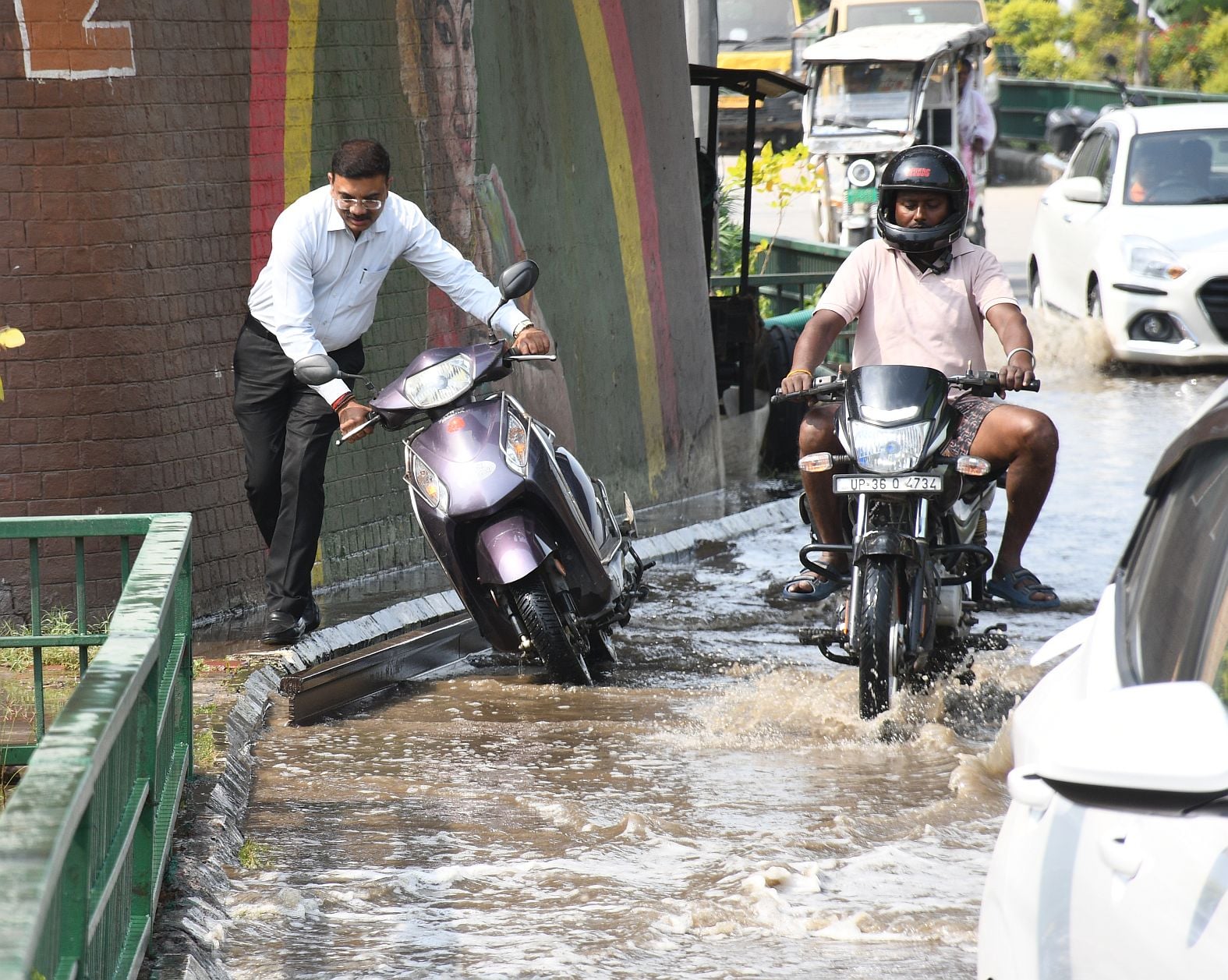 बाढ़ के कारण गुलालाघाट में सड़क पर हो रहा अंतिम संस्कार। भैंसाकुंड में भी पानी भर गया है। कई इल