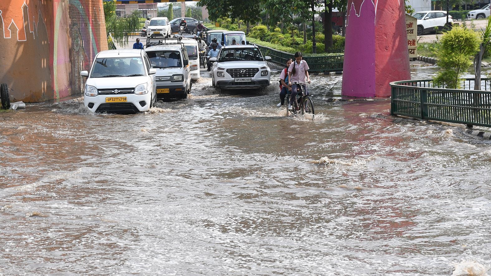 बाढ़ के कारण गुलालाघाट में सड़क पर हो रहा अंतिम संस्कार। भैंसाकुंड में भी पानी भर गया है। कई इल