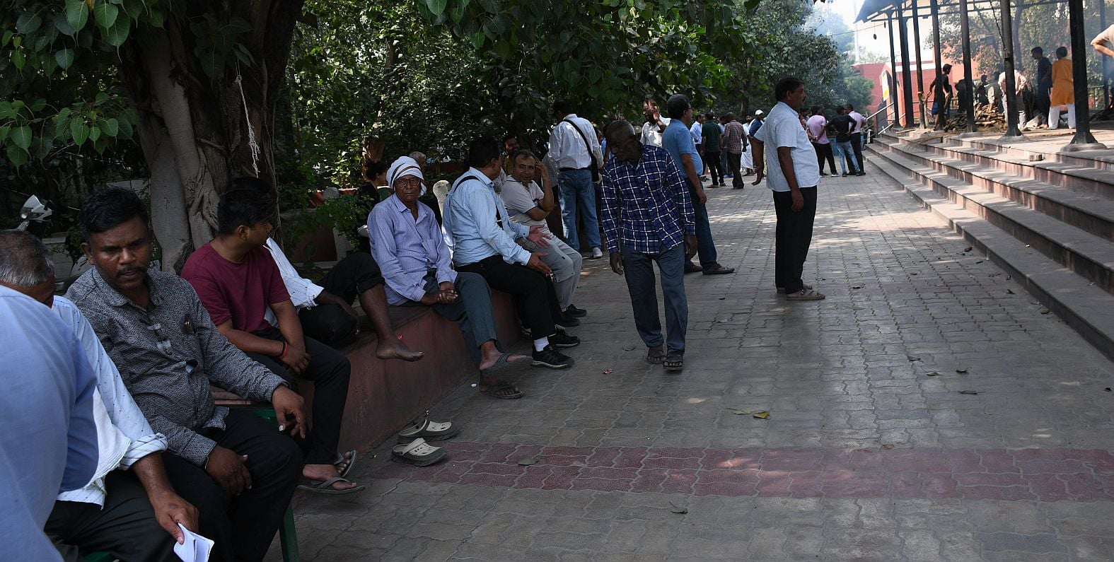 बाढ़ के कारण गुलालाघाट में सड़क पर हो रहा अंतिम संस्कार। भैंसाकुंड में भी पानी भर गया है। कई इल