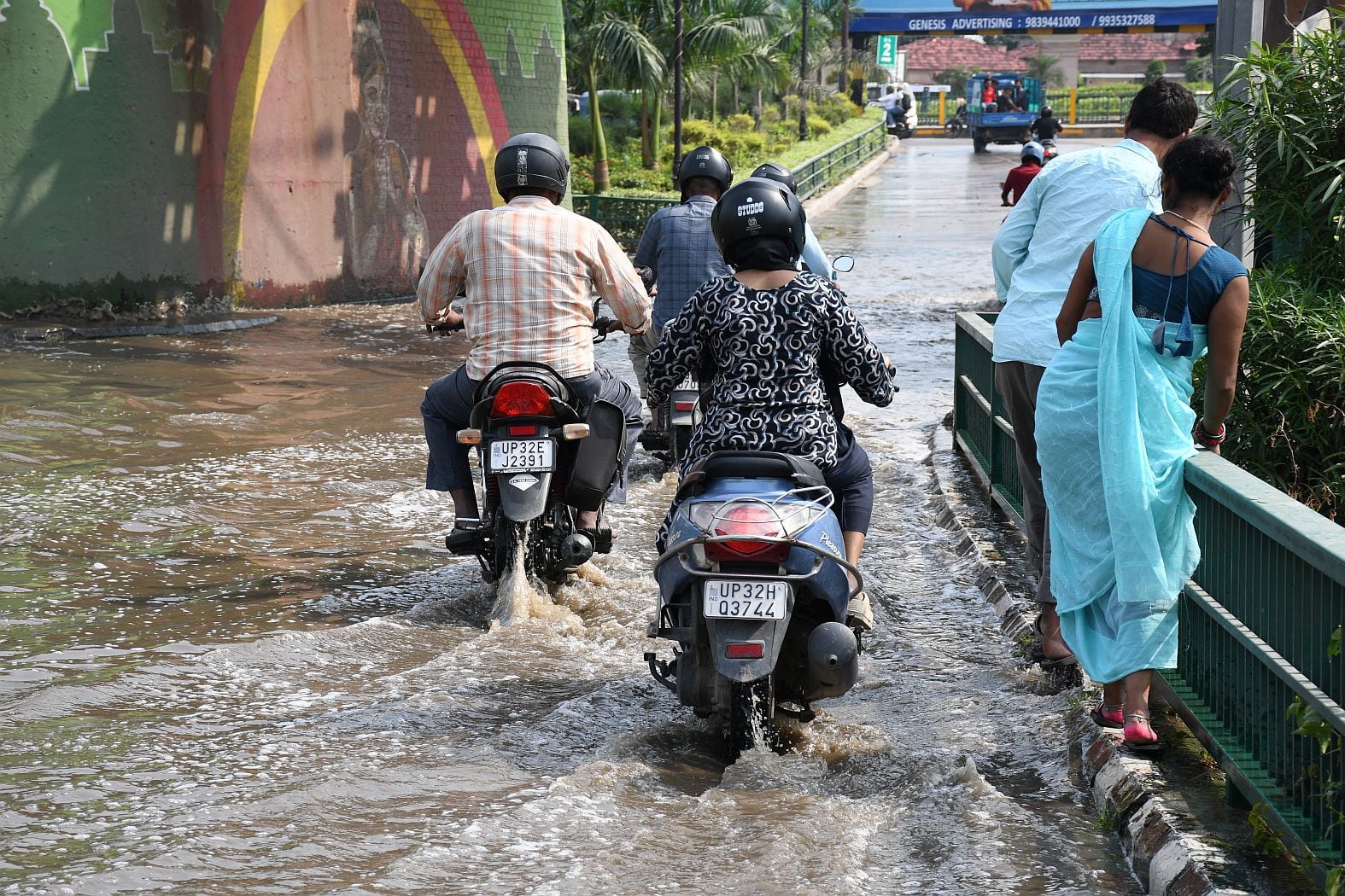 बाढ़ के कारण गुलालाघाट में सड़क पर हो रहा अंतिम संस्कार। भैंसाकुंड में भी पानी भर गया है। कई इल