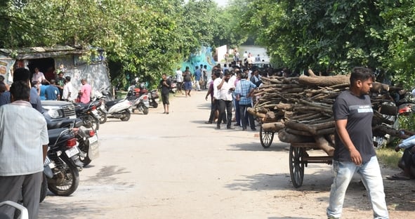 बाढ़ के कारण गुलालाघाट में सड़क पर हो रहा अंतिम संस्कार। भैंसाकुंड में भी पानी भर गया है। कई इल