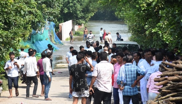 बाढ़ के कारण गुलालाघाट में सड़क पर हो रहा अंतिम संस्कार। भैंसाकुंड में भी पानी भर गया है। कई इल