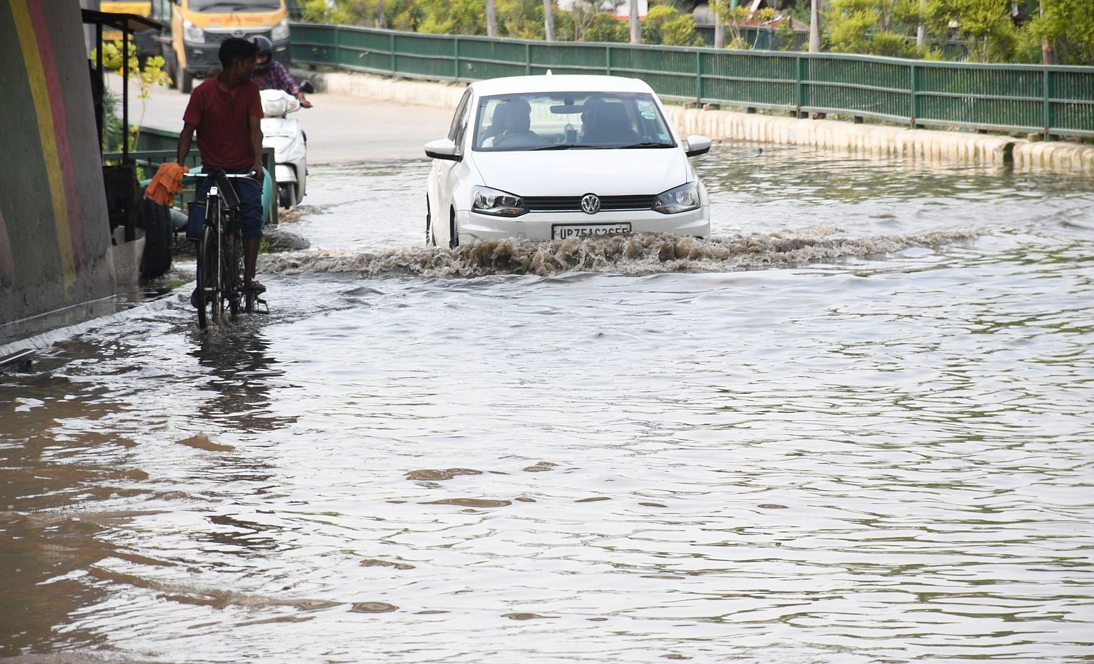 बाढ़ के कारण गुलालाघाट में सड़क पर हो रहा अंतिम संस्कार। भैंसाकुंड में भी पानी भर गया है। कई इल
