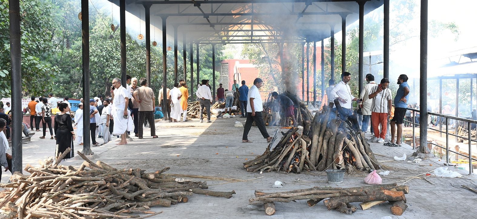 बाढ़ के कारण गुलालाघाट में सड़क पर हो रहा अंतिम संस्कार। भैंसाकुंड में भी पानी भर गया है। कई इल