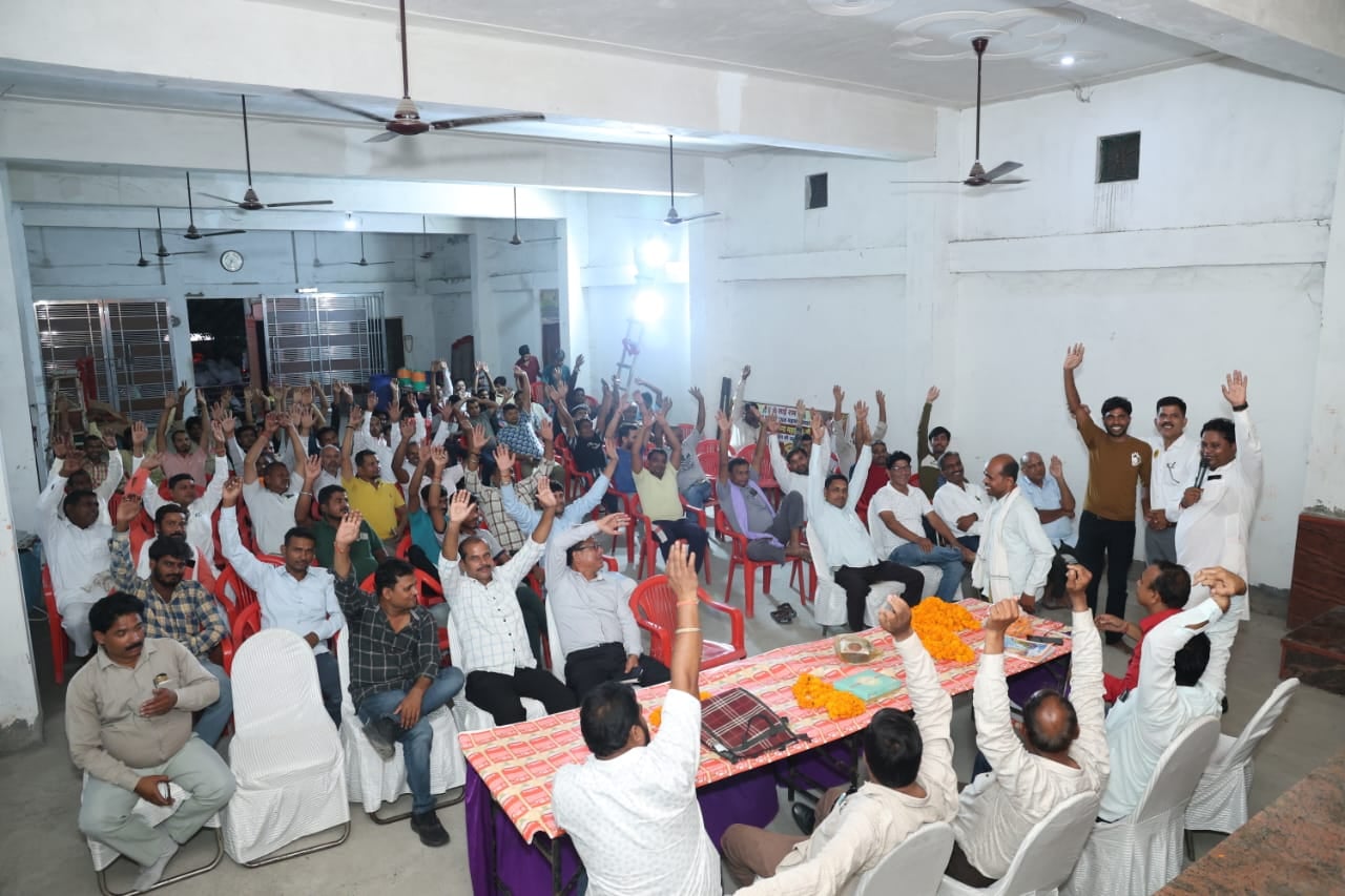 छठ पर्व को लेकर बैठक करते पूर्वांचल जन विकास मंच के सदस्य। विज्ञप्ति छठ पर्व को लेकर बैठक करते पूर्वांचल जन विकास मंच के सदस्य। विज्ञप्ति